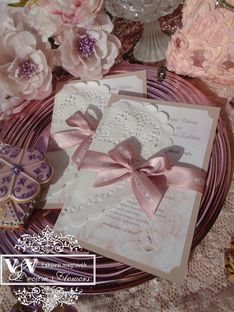 rózsaszín esküvői meghívó tortacsipkével